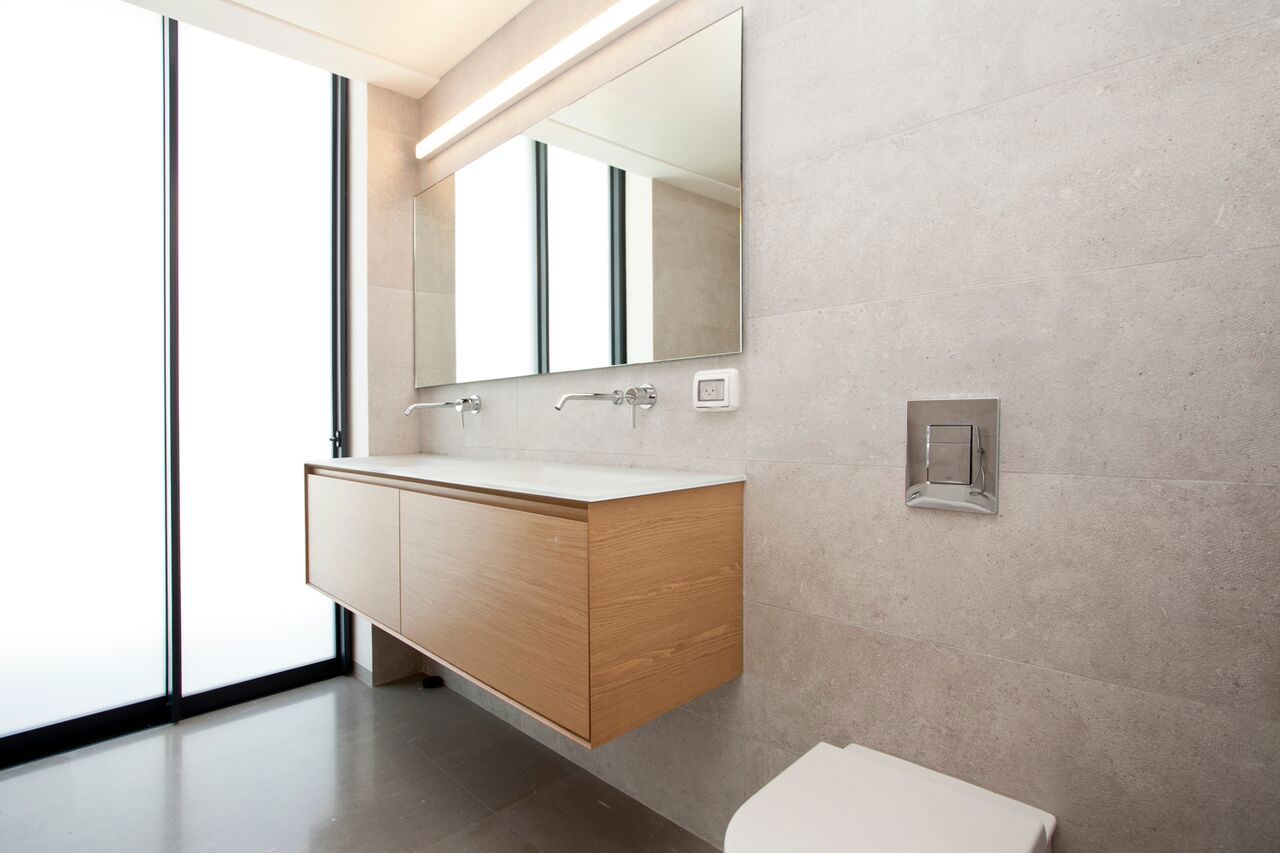 bathroom 1.jpg